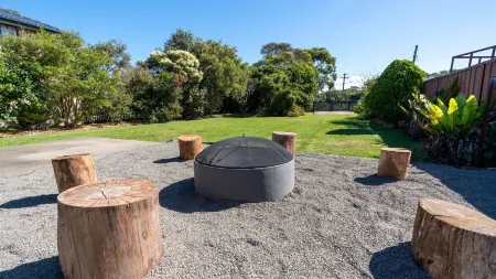 Charming Pet friendly Beach Cottage - 100m to beach and lake