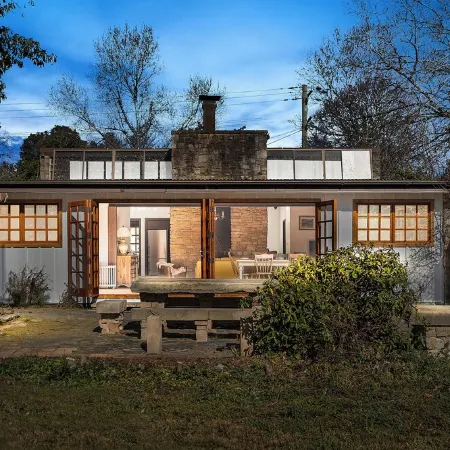 Sandstone Cottage With Cozy Open Fireplace in the Heart of Robertson