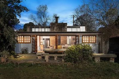 Sandstone Cottage With Cozy Open Fireplace in the Heart of Robertson