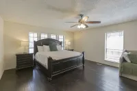 Comfy Hangout House - Sleeps 16 - Pool & Hot Tub! Hotels near Rhema Bible Training College