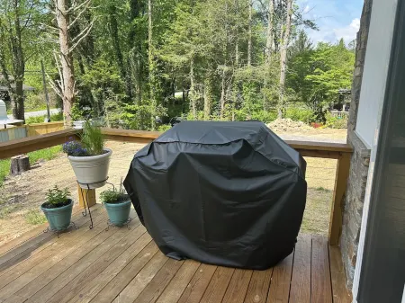 New home close to DuPont and Pisgah National Forest Отели рядом с достопримечательностью «Fred W. Symmes Chapel»