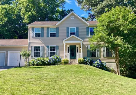 Wooded Hillside Retreat in Waldorf, MD - Top 10% and Guest favorite elsewhere Отели в г. Беннсвилл