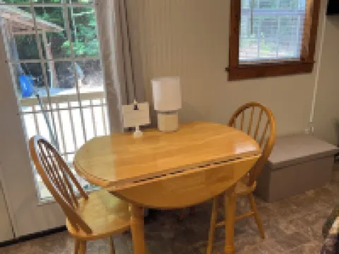 Tiny Cabin in the Laurels, with queen bed & queen sofa bed in wooded setting. Hoteles en Condado de McDowell