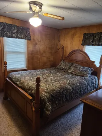 Relaxing Cottage Steps From the Lake