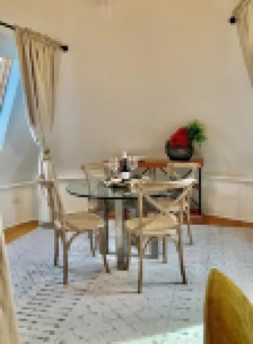 Chic Retreat, 2 Queen Beds, FREE PARKING, Walk to Train Hotels in Oak Park