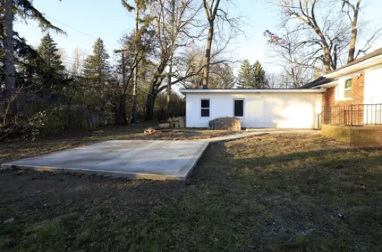 Global Vibes Parlor Renovated home,1 min to  golf course & close to two stadiums Hotels in Ypsilanti