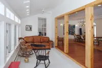 Work, Ski, Relax - Big Restored 1860s Farmhouse