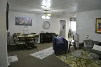 Charming 2-bedroom Craftsman in Vernon with AC, Wi-Fi and large back porch. Hotels in Vernon