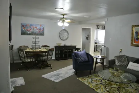 Charming 2-bedroom Craftsman in Vernon with AC, Wi-Fi and large back porch. Отели в г. Вернон