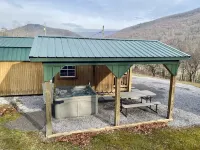 Cozy Tiny Cabin with Hot Tub, 3 Minutes to Seneca Rocks Park Entrance 彭德爾頓縣酒店