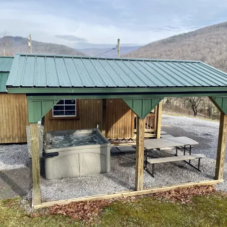 Cozy Tiny Cabin with Hot Tub, 3 Minutes to Seneca Rocks Park Entrance