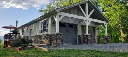 Beautiful waterfront lodge, private dock and breath taking views of Smith Mt.