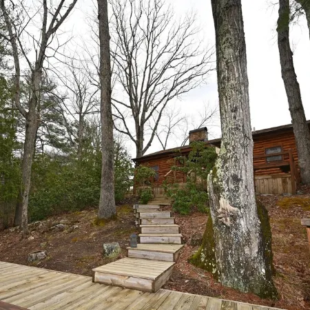 River's Bend Cabin Offers Solitude and Play on the Upper James River Отели в г. Ботетот