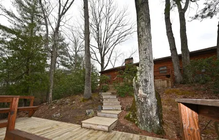 River's Bend Cabin Offers Solitude and Play on the Upper James River Отели в г. Ботетот