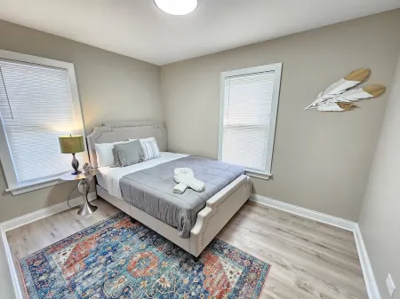 Charming, luxe, modern home near Naval base, Six flags, Casino, Gurnee Mills