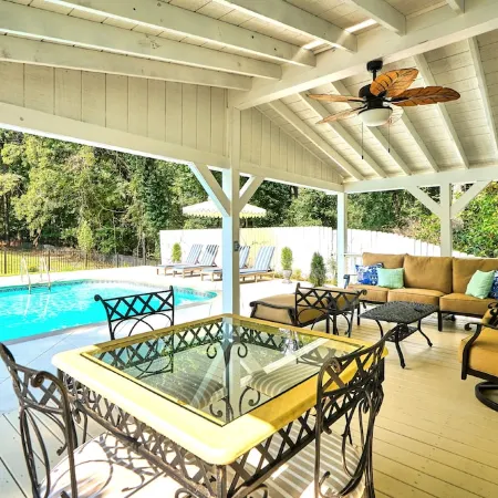 Pool-Sleeps 20-Stylish- 5 mins to downtown Southern Pines- Close to Pinehurst