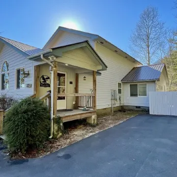 MOUNTAIN TOP RETREAT - STUNNING VIEWS! Hot tub, secluded, family friendly, 5BR!