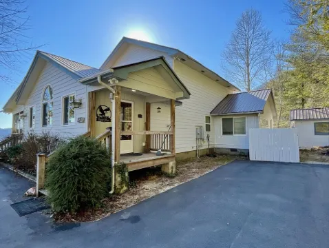 MOUNTAIN TOP RETREAT - STUNNING VIEWS! Hot tub, secluded, family friendly, 5BR!