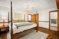Privacy and peace at the cozy Cabin. Family friendly and pet friendly