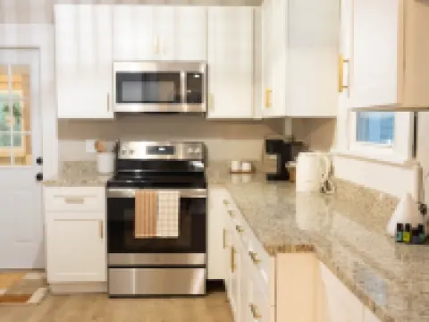 Cozy Cottage on Spring---Centrally Located and 10 mins from downtown Louisville Hotels in Floyd County