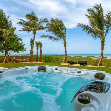 Private Resort! Beachfront Home with Pool & Hot Tub and Five en Suite Rooms