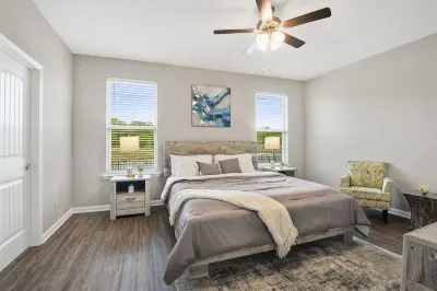 New Modern Home, Lakefront, Park & Pool, spacious 4br/3ba very safe place<br>
