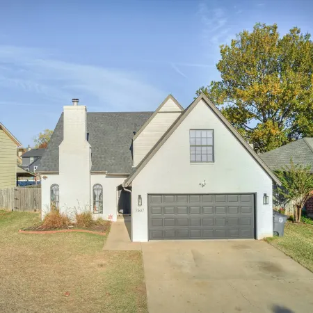 New! 5/3 with Hot tub, Arcade, Playground, Coffee bar, large TV and dining table