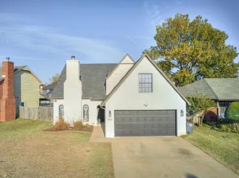 New! 5/3 with Hot tub, Arcade, Playground, Coffee bar, large TV and dining table