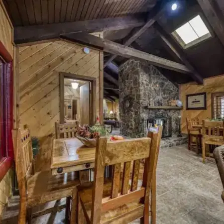 Silver Fox Inn Beautiful 5-bedroom Cabin w/hot tub