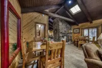 Silver Fox Inn Beautiful 5-bedroom Cabin w/hot tub