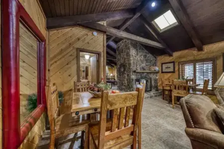 Silver Fox Inn Beautiful 5-bedroom Cabin w/hot tub Отели в г. Альто