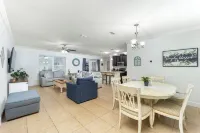 Peaceful 3BD & 2BA with Salt Water Heated Pool, 35 mins from Jensen Beach!