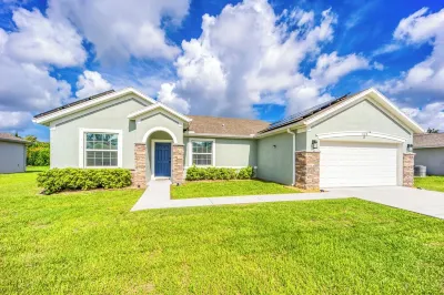 Peaceful 3BD & 2BA with Salt Water Heated Pool, 35 mins from Jensen Beach!