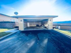 D14 Home by pool & Gorge shuttle.  2 decks w/Columbia/tennis courts/pool view