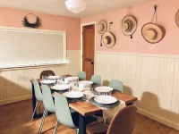 Mid century riverfront cabin. Hot tub, Pet friendly, Riverview