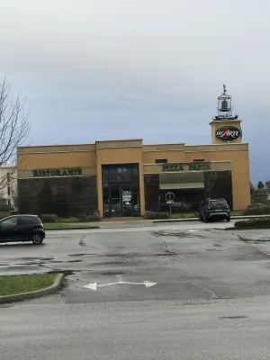 Renovated house with garage and 300 M2 of land, Hotels in Orne