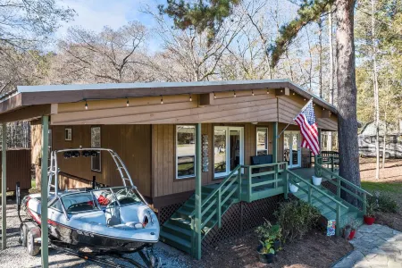 Large family & dog friendly with great reviews off Big Cypress Bayou/Caddo Lake