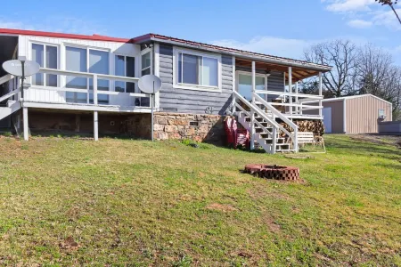 Cozy cabin overlooking Wister Lake
