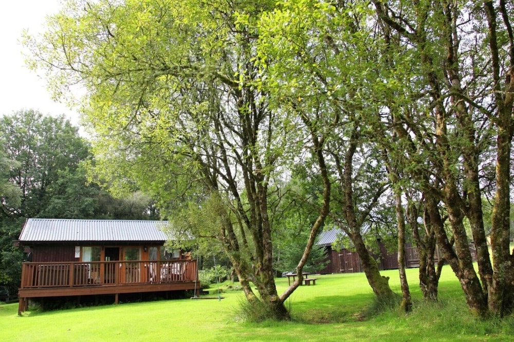 Elevated Loch View Cabin with WiFi, Electric Hot Tub and Mountain Views Hotels in Taynuilt