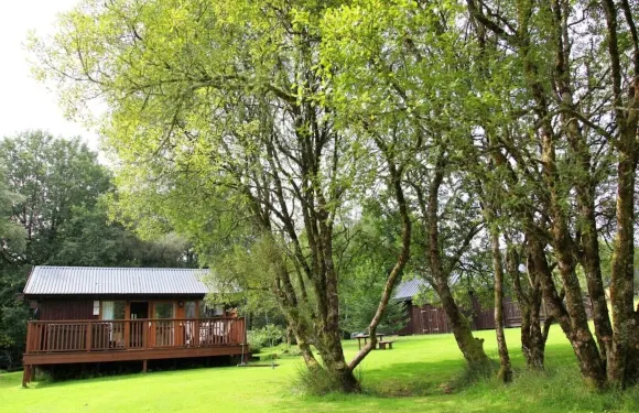高處湖景小屋，提供WiFi，配備電加熱熱水浴缸，並享山景