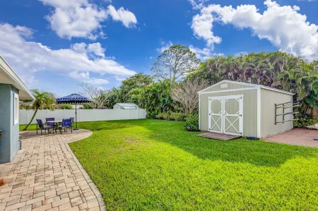 Hobe Sound Retreat - Bike 2 Beach - Brand NEW - Classic Palm Beach Coastal Decor