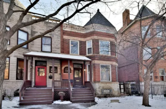 Walking Distance to everything... Hotels near Oak Park Public Library - Main Library