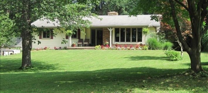Large Apartment with Private Entrance, Car Port, Deck, and Firepit, Sleeps 4. Hotels in Brown County