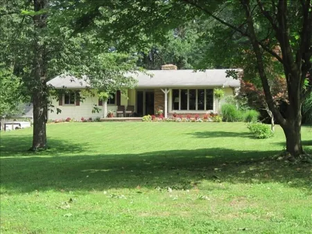 LARGE Guest Suite w/private entrance, deck, and firepit, Sleeps 4, 3 queen beds