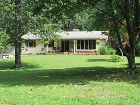 LARGE Guest Suite w/private entrance, deck, and firepit, Sleeps 4, 3 queen beds