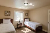 Updated 2-bedroom condo with pool - Kitchens