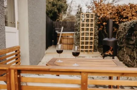 Stylish Cottage with hot tub and gorgeous views Отели в г. Дромор