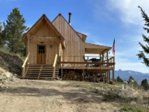 Rustic cabin high in the mountains close to Yellowstone, Tetons and Jackson Hole