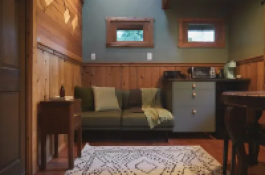 The Loft @ SkyCamp: Romantic Cabin near Stevens Pass, fit for two