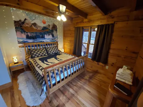 Cozy cabin in private gated community with Hot Tub!
